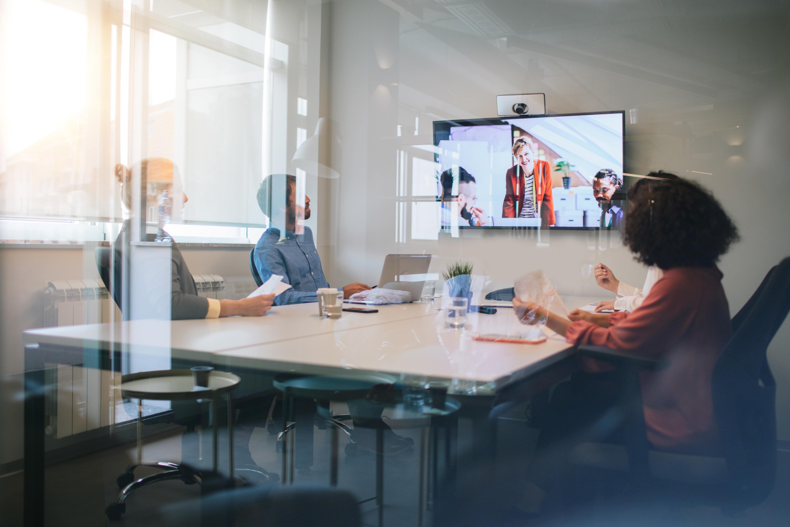 Arbeitskollegen in einem Meeting vor dem Monitor