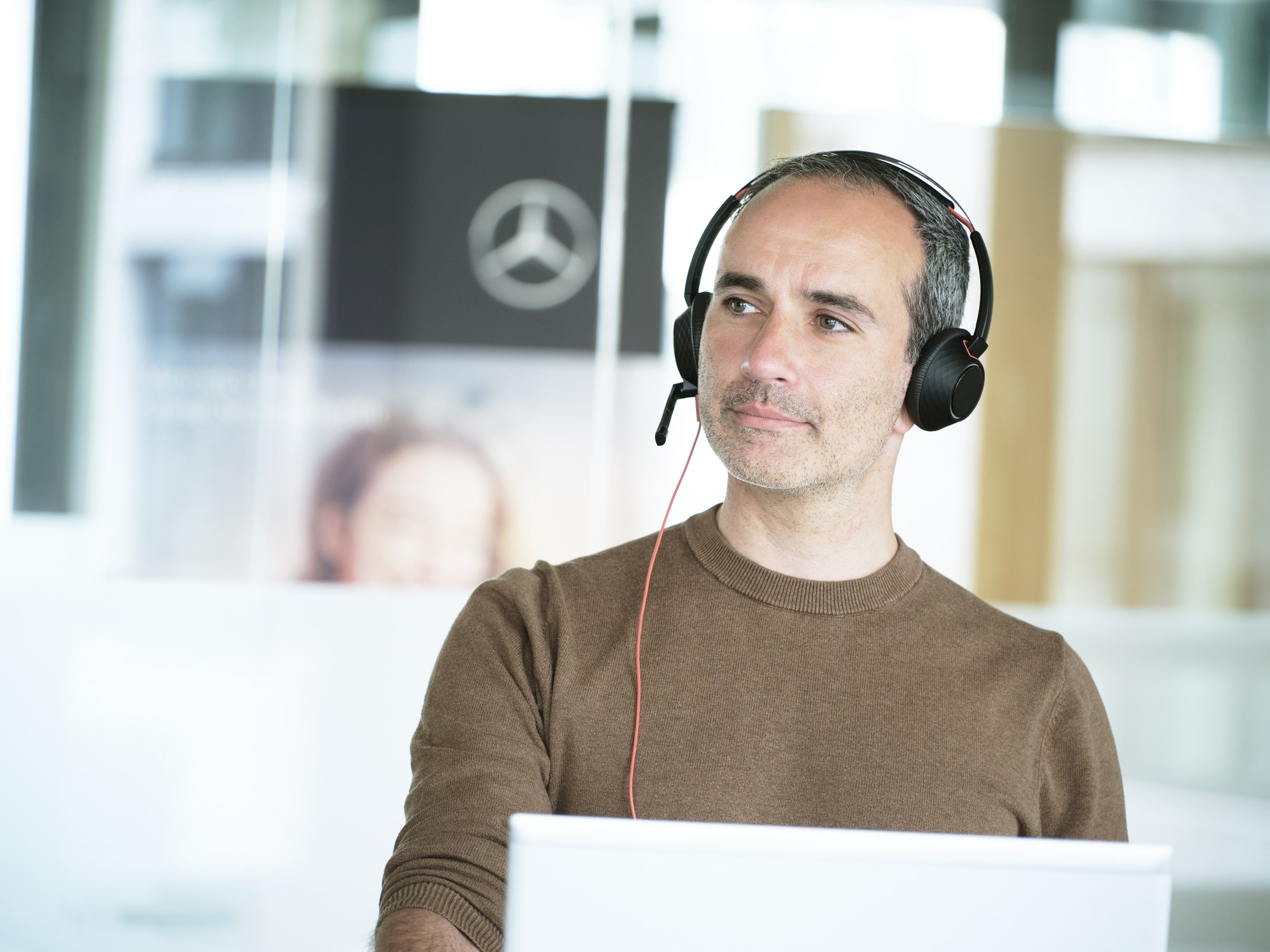 Mercedes Benz Mitarbeiter im Videocall