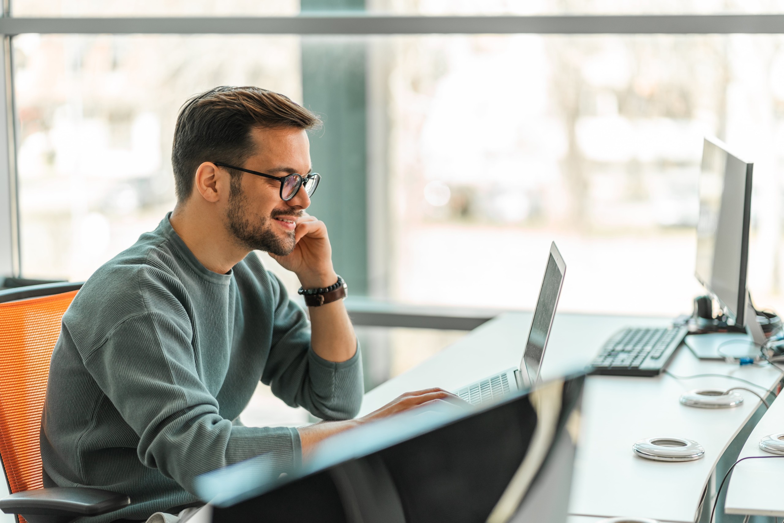 Junger Entwickler vor dem Monitor