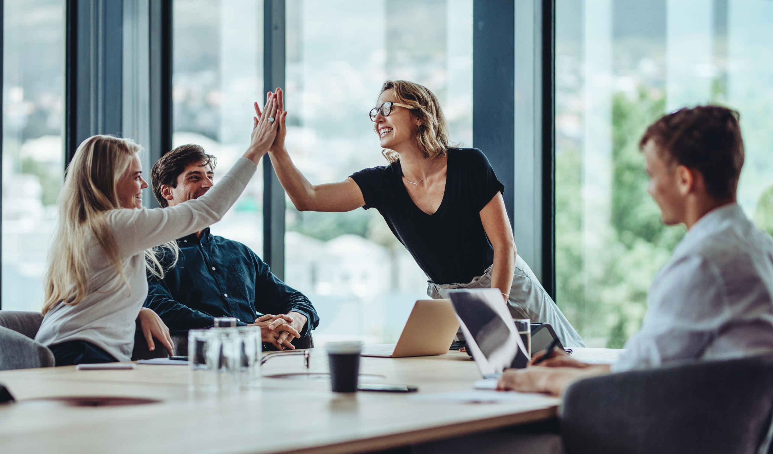 Handshake unter Arbeitskollegen über einem Schreibtisch