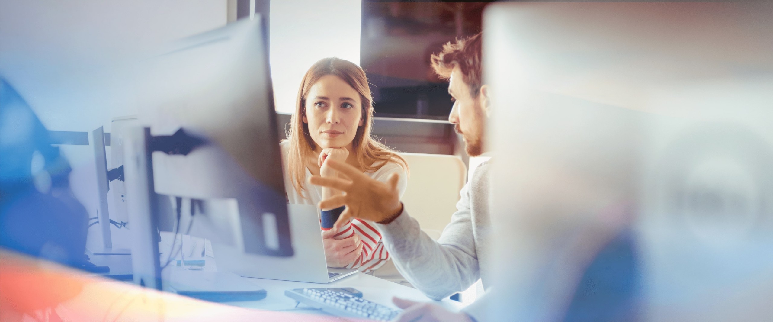 Zwei junge Studentinnen vor dem Monitor